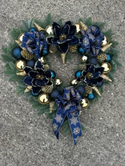 Midnight Blue - Add a touch of luxury to your festive décor with the Midnight Blue Luxe Christmas Wreath. Handcrafted with fresh evergreen foliage, this elegant design showcases rich navy and gold accents, shimmering baubles, decorative pinecones, statement bows, and luxurious seasonal embellishments. Finished with sophisticated detailing, this wreath offers a contemporary twist on a classic Christmas, making it a stunning centrepiece for your front door throughout the festive season.